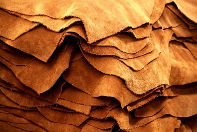 Leather is an organic product that needs to be cleaned and moistyrized regularly to remain clean, shiny and in good condition. Learn the best tips here in this article